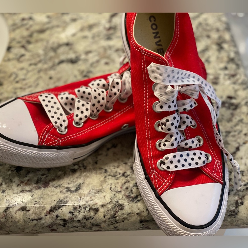 Converse all star low top sneaker. Size 7.5